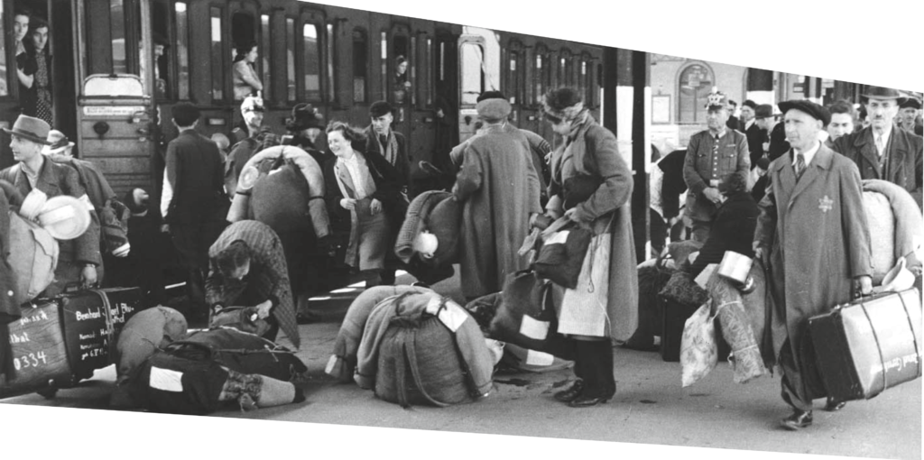 Niemieccy Żydzi z Hanau wsiadający do pociągu deportacyjnego 30.05.1942 r. Pociąg przejeżdżał przez Lublin, gdzie mężczyźni byli wyselekcjonowani do pracy w obozie na Majdanku, a następnie został skierowany do obozu zagłady w Sobiborze. Prawa: Bildstelle Hanau.