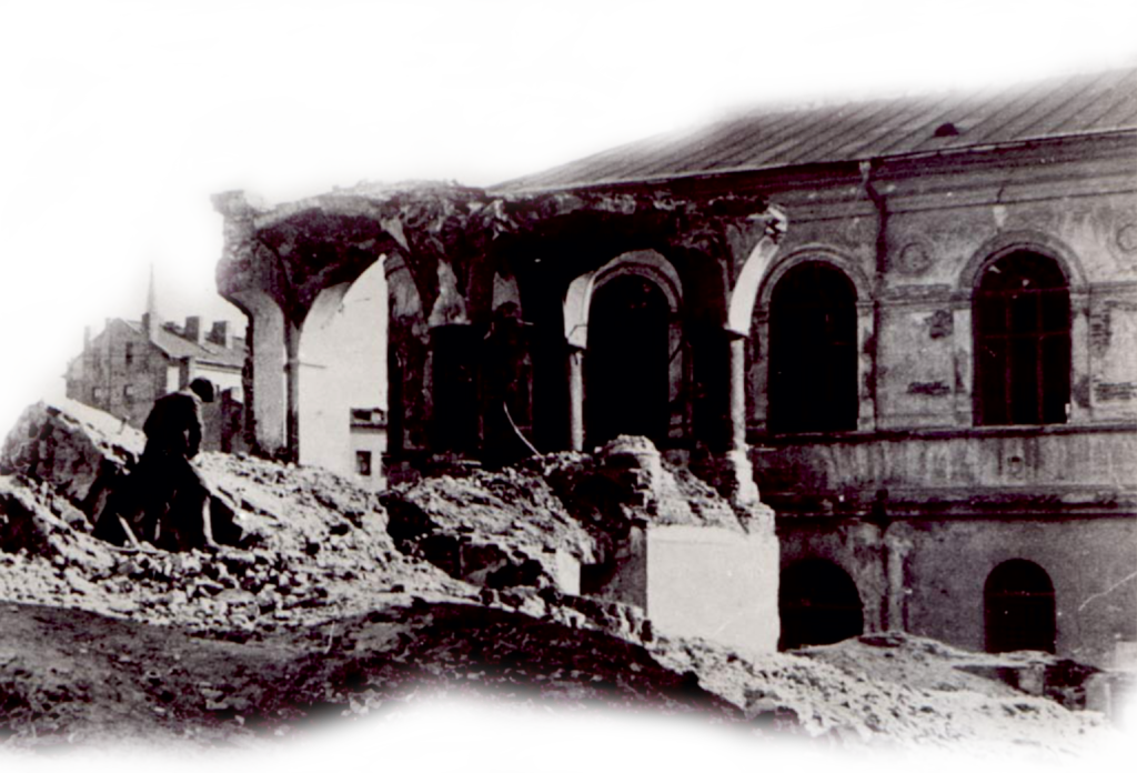 Ruiny dzielnicy żydowskiej na Podzamczu w Lublinie zniszczonej przez Niemców po likwidacji getta w 1942 r. W tle widoczna Synagoga Maharszala. Kolekcja Symchy Wajsa.